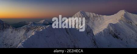 Mountaineer dans la neige, snowdonia, an wydffa Banque D'Images