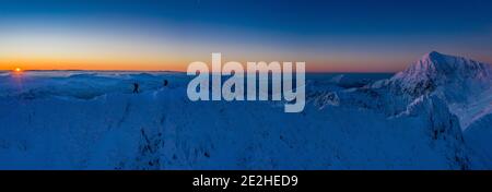 Mountaineer dans la neige, snowdonia, an wydffa Banque D'Images