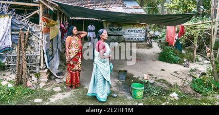 Village de Baranagar. Bengale-Occidental, Inde. Ce village regarde les nombreux villages qui se sont installés le long de la rivière Ganges avec leurs maisons pauvres regroupées autour Banque D'Images