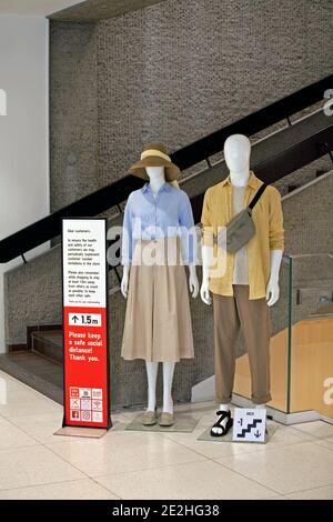 Stockholm, Suède - le 11 juin 2020 : un présentoir de magasin et deux mannequins avec des renseignements sur le maintien de la distance dans le magasin en raison du virus corona. Po Banque D'Images