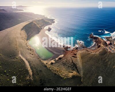 Lac volcanique vert El Golfo et océan d'en haut, Lanzarote, Canaries Banque D'Images