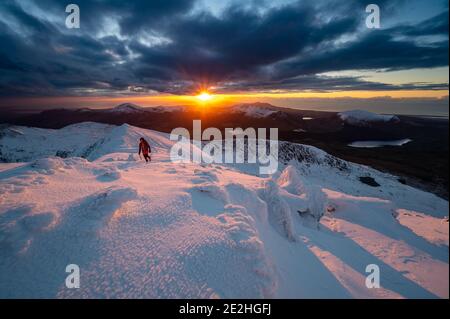 Mountaineer dans la neige, snowdonia, an wydffa Banque D'Images