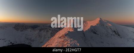 Mountaineer dans la neige, snowdonia, an wydffa Banque D'Images