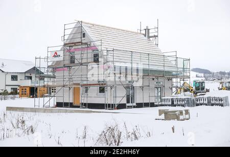 14 janvier 2021, Saxe, Klaffenbach : les chantiers de construction de nouvelles maisons sont situés dans un développement enneigé. Photo: Jan Woitas/dpa-Zentralbild/dpa Banque D'Images