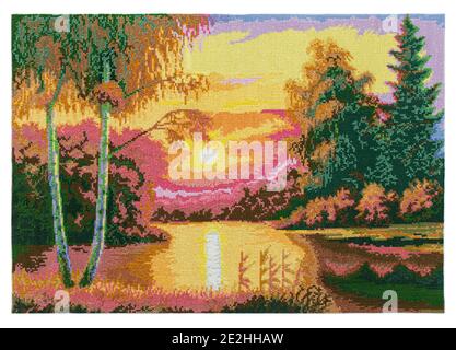 Image brodée, lever ou coucher de soleil dans la forêt au bord de la rivière, point de croix sur toile textile, isolé sur fond blanc Banque D'Images