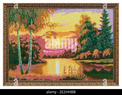 Image brodée dans un cadre ajouré, lever ou coucher de soleil dans la forêt au bord de la rivière, point de croix sur toile textile, isolé sur fond blanc Banque D'Images