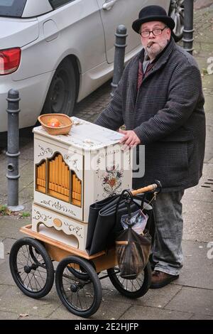 Moulin à orgue dans la Turmstrasse à Cologne, quartier Nippes Banque D'Images