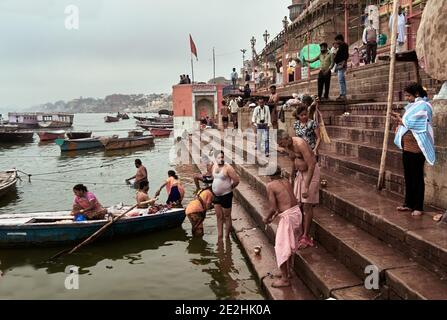 Varanasi (ex-Bénin), Uttar Pradesh, Inde . Avant les ablutions rituelles dans la rivière devant le soleil levant du matin, certains sont avec un homme sage wh Banque D'Images