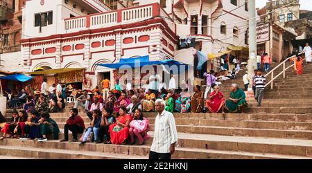 Varanasi (ex-Bénin), Uttar Pradesh, Inde. Beaucoup de gens sont assis en attendant l'événement Aarti . Dashashwamedh Ghat est le principal ghat à Varanasi o Banque D'Images