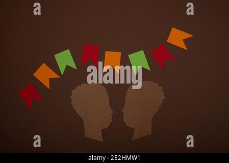 Mois de l'histoire des Noirs. Coupe de papier. Silhouettes humaines sur fond papier. Copier l'espace. Banque D'Images