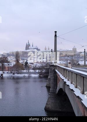 Pont Charles recouvert de neige à Prauge, République tchèque Banque D'Images