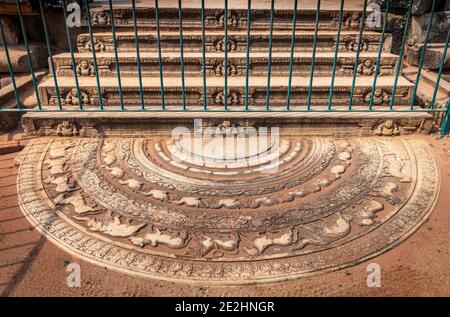 Une pierre de lune sculptée à l'ornée dans un ancien temple bouddhiste sri-lankais, à Polonnaruwa, au Sri Lanka. Banque D'Images