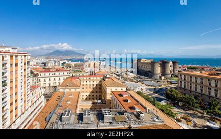 Image panoramique de Naples avec le Vésuve et Castel Nuovo, souvent appelé Château Maschio Angioino Banque D'Images