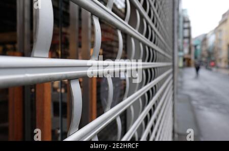 Leipzig, Allemagne. 14 janvier 2021. La grille de protection d'un magasin de mode fermé du centre-ville. Credit: Sebastian Willnow/dpa-Zentralbild/dpa/Alay Live News Banque D'Images