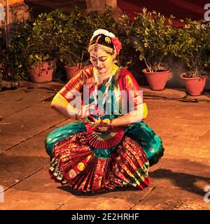 Varanasi (ex-Bénin), Uttar Pradesh, Inde. Aujourd'hui, bharata natyam est devenu l'une des huit danses classiques de l'Inde, et certainement la plus famou Banque D'Images