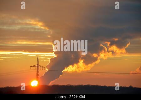 Leipzig, Allemagne. 16 décembre 2020. Le nuage de vapeur de la centrale électrique de Lippendorf, près de Leipzig, se distingue à la lumière du soleil couchant. L'usine obtient le charbon qu'elle brûle des mines d'opencast voisines. Credit: Volkmar Heinz/dpa-Zentralbild/ZB/dpa/Alay Live News Banque D'Images