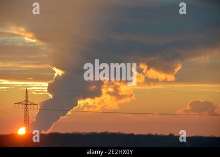 Leipzig, Allemagne. 16 décembre 2020. Le nuage de vapeur de la centrale électrique de Lippendorf, près de Leipzig, se distingue à la lumière du soleil couchant. L'usine obtient le charbon qu'elle brûle des mines d'opencast voisines. Credit: Volkmar Heinz/dpa-Zentralbild/ZB/dpa/Alay Live News Banque D'Images