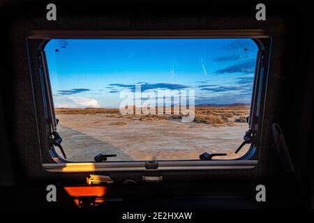 Espagne: Paysage, région naturelle semi-désertique des Bardenas Reales, Navarre. Sortie en camping-car dans les Bardenas : formation de roche vue par la fenêtre de Banque D'Images