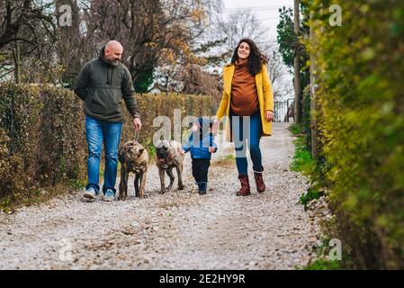 La famille prend un chien pour une promenade et de plaisir activités de plein air Banque D'Images