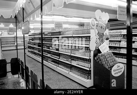 15 novembre 1985, Saxe, Eilenburg: 'Le chef recommande' . Spiritueux et schnapps - UN nouveau grand magasin dans la nouvelle zone de développement Eilenburg est est remis à l'automne 1985. Date exacte de l'enregistrement inconnue. Photo: Volkmar Heinz/dpa-Zentralbild/ZB Banque D'Images