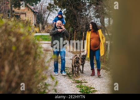 La famille prend un chien pour une promenade et de plaisir activités de plein air Banque D'Images