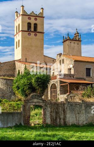 Saint-Genis-des-Fontaines (sud de la France) : clocher de l'église abbatiale Banque D'Images