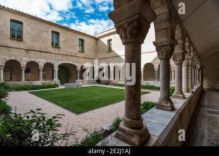 Saint-Genis-des-Fontaines (sud de la France) : cloître de l'abbaye, ancien monastère bénédictin. Le cloître date du XIIIe siècle Banque D'Images