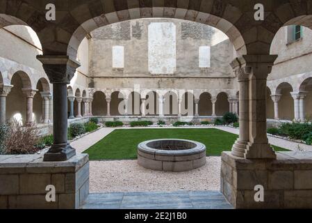 Saint-Genis-des-Fontaines (sud de la France) : cloître de l'abbaye, ancien monastère bénédictin. Le cloître date du XIIIe siècle Banque D'Images