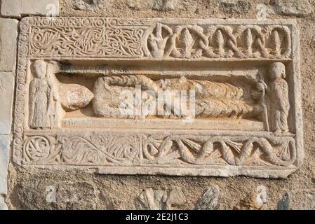 Saint-Genis-des-Fontaines (sud de la France) : l'abbaye bénédictine abrite un linteau sculpté datant de 1020, ce qui en fait l'un des plus anciens examens Banque D'Images