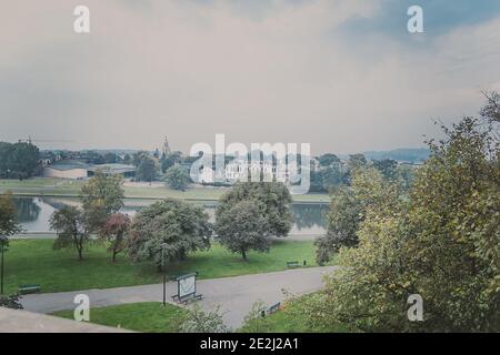 Vue depuis le château royal de Wawel sur le parc et le Vistule Banque D'Images