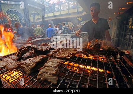 La méatopie dans Tobacco Dock à Londres. Homme gril barbecue . Banque D'Images