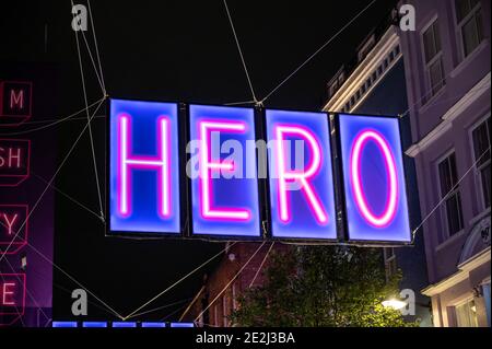 Gros plan de Carnaby Street Christmas Lights 2020 avec le Mot HÉROS en l'honneur des travailleurs de première ligne pendant le COVID 19 pandémie Banque D'Images