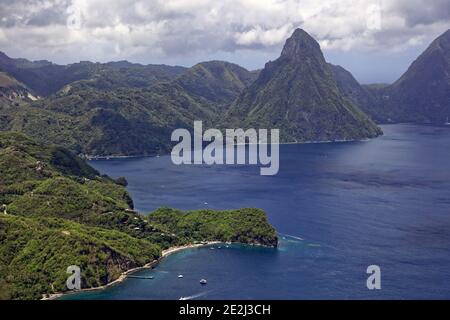 Caraïbes, Sainte-Lucie: Vue aérienne de la côte et de la Soufrière, volcan principal de l'île Banque D'Images