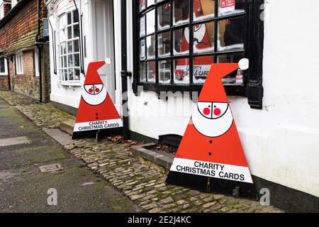 Affiches de Noël pour père pour cartes de Noël caritatives à l'extérieur d'un magasin. Banque D'Images