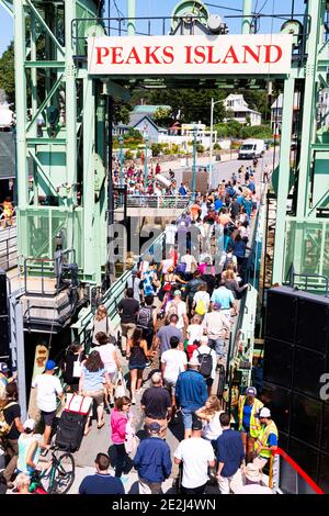 Peaks Island, Maine, États-Unis - 25 juillet 2019 : vue depuis le haut de la foule de personnes quittant un ferry pour entrer dans Peaks Island depuis Portland Maine. Banque D'Images