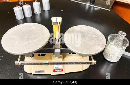 West Isp, New York, Etats-Unis - 30 novembre 2020: Vue d'en haut d'une table de laboratoire scientifique de lycée avec une échelle pour mesurer les expériences. Banque D'Images