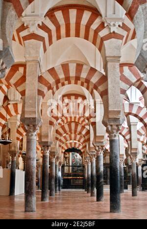 Mosquée–Cathédrale de Cordoue : colonnes et arches à deux niveaux dans la section originale du bâtiment de la mosquée. Espagne Banque D'Images