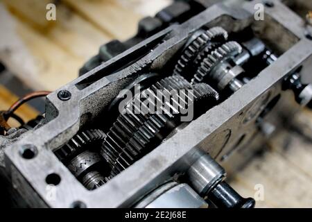 Il s'agit de pièces de tour métalliques. C'est un mécanisme en acier avec des engrenages. Banque D'Images