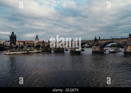 Prague, République tchèque - 15 septembre 2015 : Vltava à Prague. Pont Karluv MOST ou Charles Banque D'Images