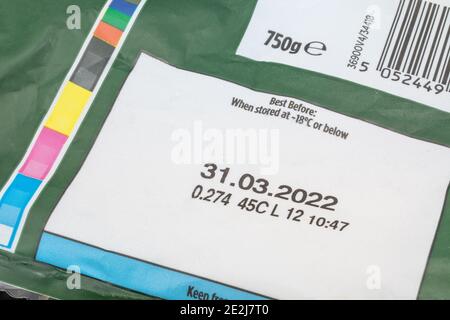 Gros plan de la nourriture meilleure avant la date / BBD sur l'emballage en plastique des légumes surgelés de l'ASDA. Notion : gaspillage alimentaire inutile et élimination des aliments. Banque D'Images