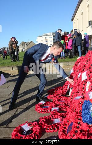 Troon, Ayrshire, Écosse, Royaume-Uni .défilé du jour du souvenir .UN ancien soldat rend hommage à des camarades tombés Banque D'Images