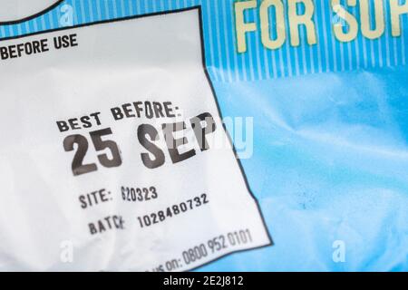 Gros plan de la nourriture meilleur avant la date / BBD sur emballage plastique de pommes de terre britanniques ASDA. Notion : gaspillage alimentaire inutile et élimination des aliments. Banque D'Images