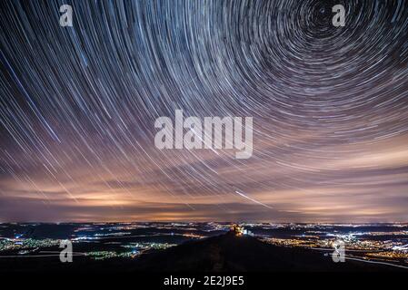 Pistes étoiles de la corne de Zeller Bisingen Hechingen avec vue sur le château de chevalier Burg Hohenzollern avec l'Alb souabe en arrière-plan, Allemagne Banque D'Images