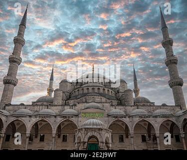 Une image de la mosquée bleue d'Istanbul depuis la cour au coucher du soleil. Banque D'Images