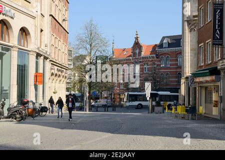 Louvain, Belgique - 1 avril 2019 : peu de personnes se trouvent dans une rue centrale de Louvain, capitale de la province du Brabant flamand en Belgique. Banque D'Images