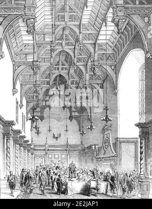 Visite de sa Majesté à Burghley - le banquet dans la Grande salle, 1844. La reine Victoria et Prince Albert étaient les invités du Marquis d'Exeter, à Burghley House près de Stamford, Lincolnshire. La maison a été construite au XVIe siècle - ici nous voyons les poutres de toit en bois dans la Grande salle. 'À l'extrémité nord de la salle, à une altitude de plus de 12 pieds, se trouve la galerie de musique, capable d'accueillir environ cinquante artistes, et il est dit qu'il y a peu de salles dans le royaume plus excellemment construit pour donner effet aux sons musicaux. Le hall est éclairé par de superbes lustres gothiques, Banque D'Images