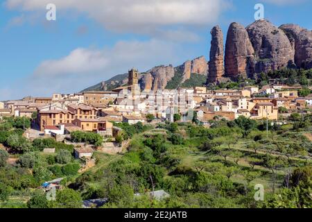 Village d'Agüero sous les formations rocheuses conglomérées des Mallos de Riglos, province de Huesca, Aragon, Espagne. Les Mallos de Riglos sont approximatifs Banque D'Images