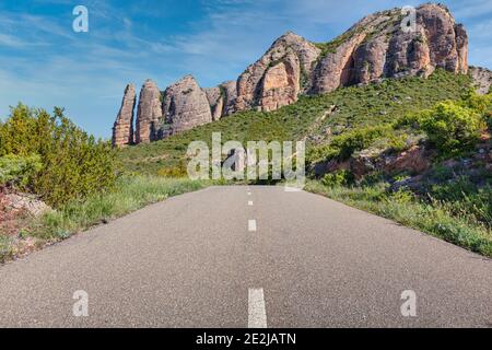 Formations rocheuses conglomérées des Mallos de Riglos, province de Huesca, Aragon, Espagne. Les Mallos de Riglos sont à environ 300 mètres de haut. Les sont Banque D'Images