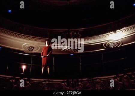 Fiona Shaw (May) dans FOOTFALLS par Samuel Beckett au Garrick Theatre, Londres WC2 15/03/1994 conception: Hildegard Bechtler éclairage: Jean Kalman directeur: Deborah Warner Banque D'Images