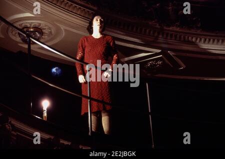 Fiona Shaw (May) dans FOOTFALLS par Samuel Beckett au Garrick Theatre, Londres WC2 15/03/1994 conception: Hildegard Bechtler éclairage: Jean Kalman directeur: Deborah Warner Banque D'Images